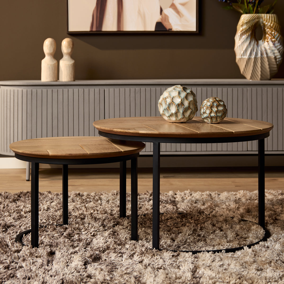 Set van 2 ronde eiken salontafels, houten bladen en zwarte onderstellen