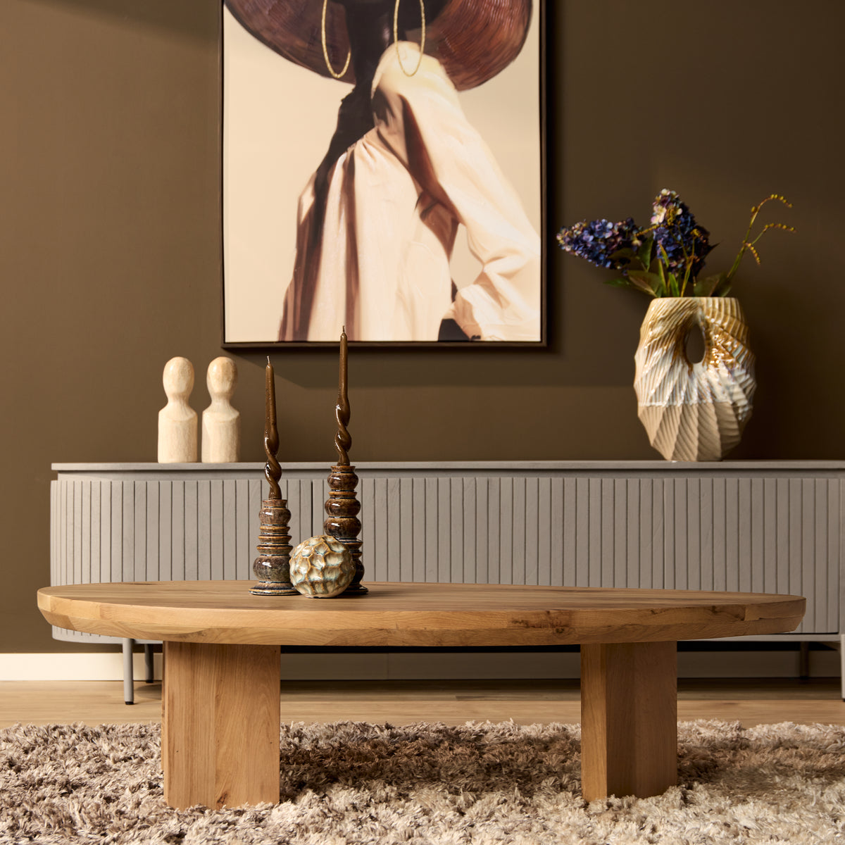 Ronde eikenhouten salontafel met dik blad en vier poten, naturel hout.