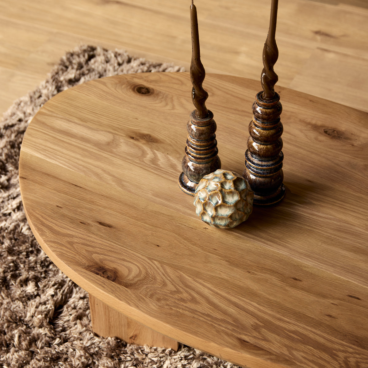 Eikenhouten salontafelblad met afgeronde rand en massieve poten in naturel.