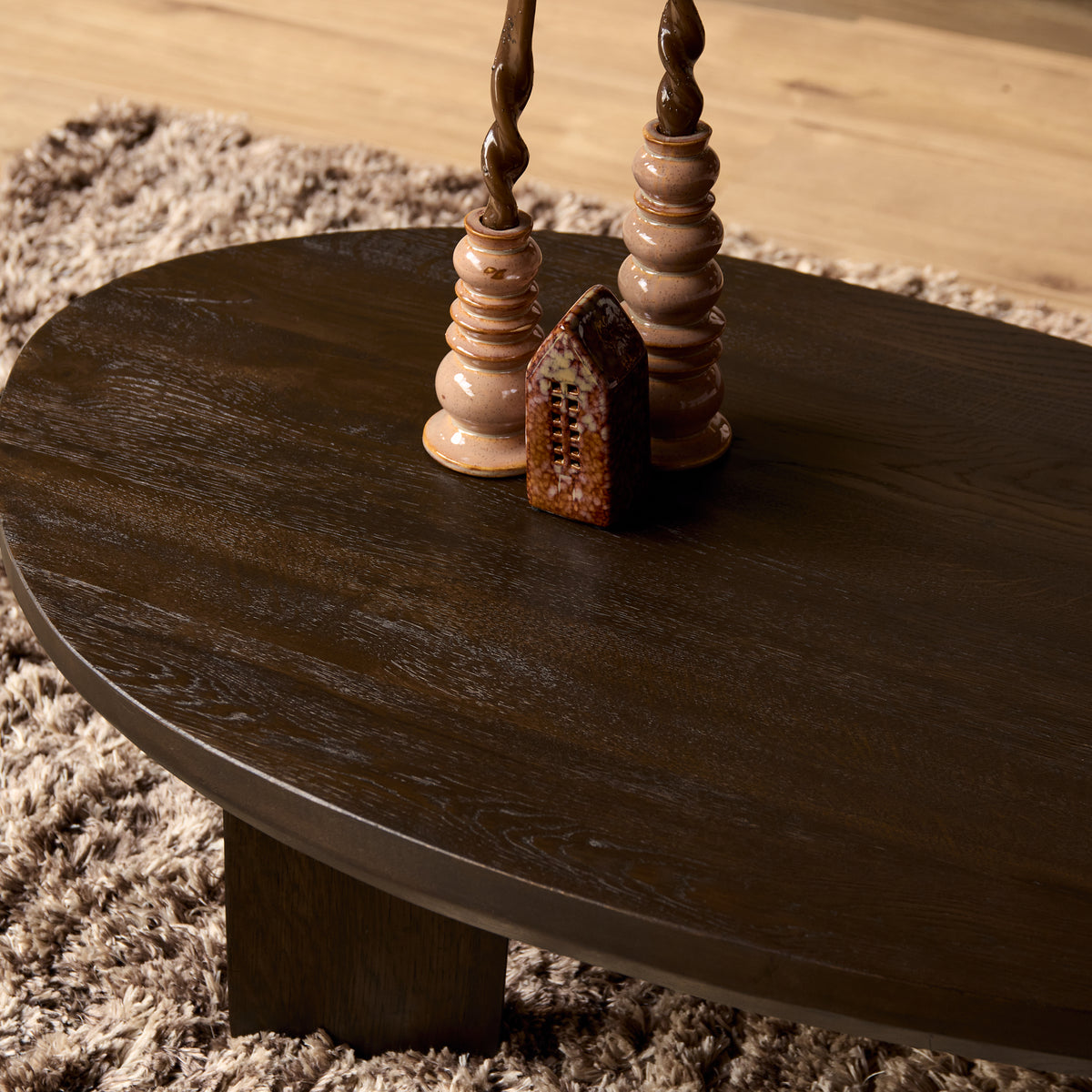 Ronde eikenhouten salontafel met donkerbruin blad en vier korte poten