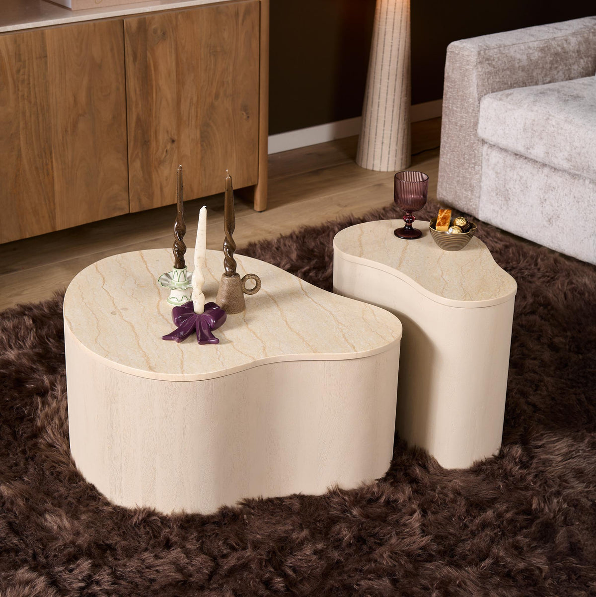 Zandkleurige ronde salontafel met lichtgekleurd blad, cilindrische zijwand
