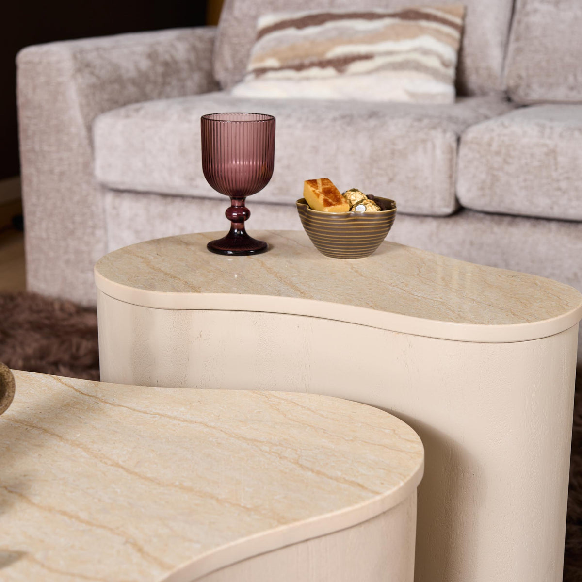 Salontafel met licht zandkleurige ronde rand en marmerlook blad, close-up