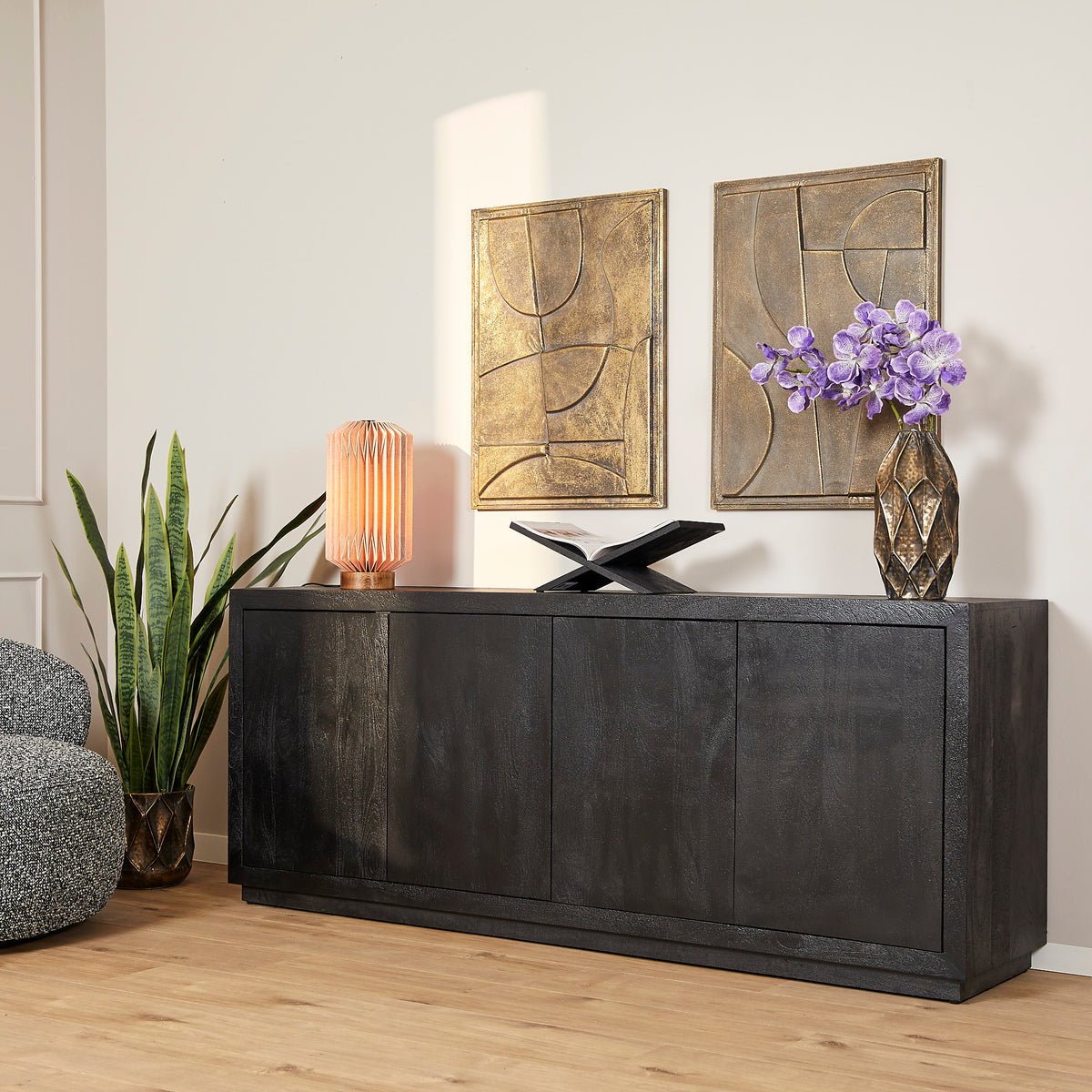 Zwart dressoir met 4 deuren en brede ladenfronten, rechthoekige houten kast.