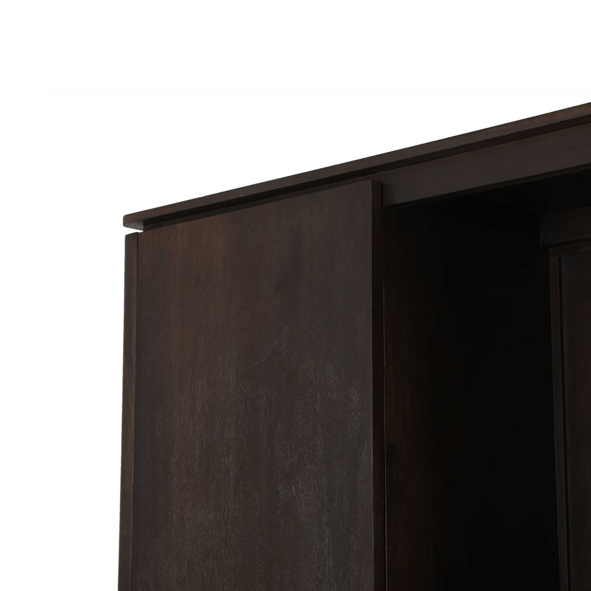 Bruine mangohouten kast, close-up van bovenrand en stijl met structuurnerven