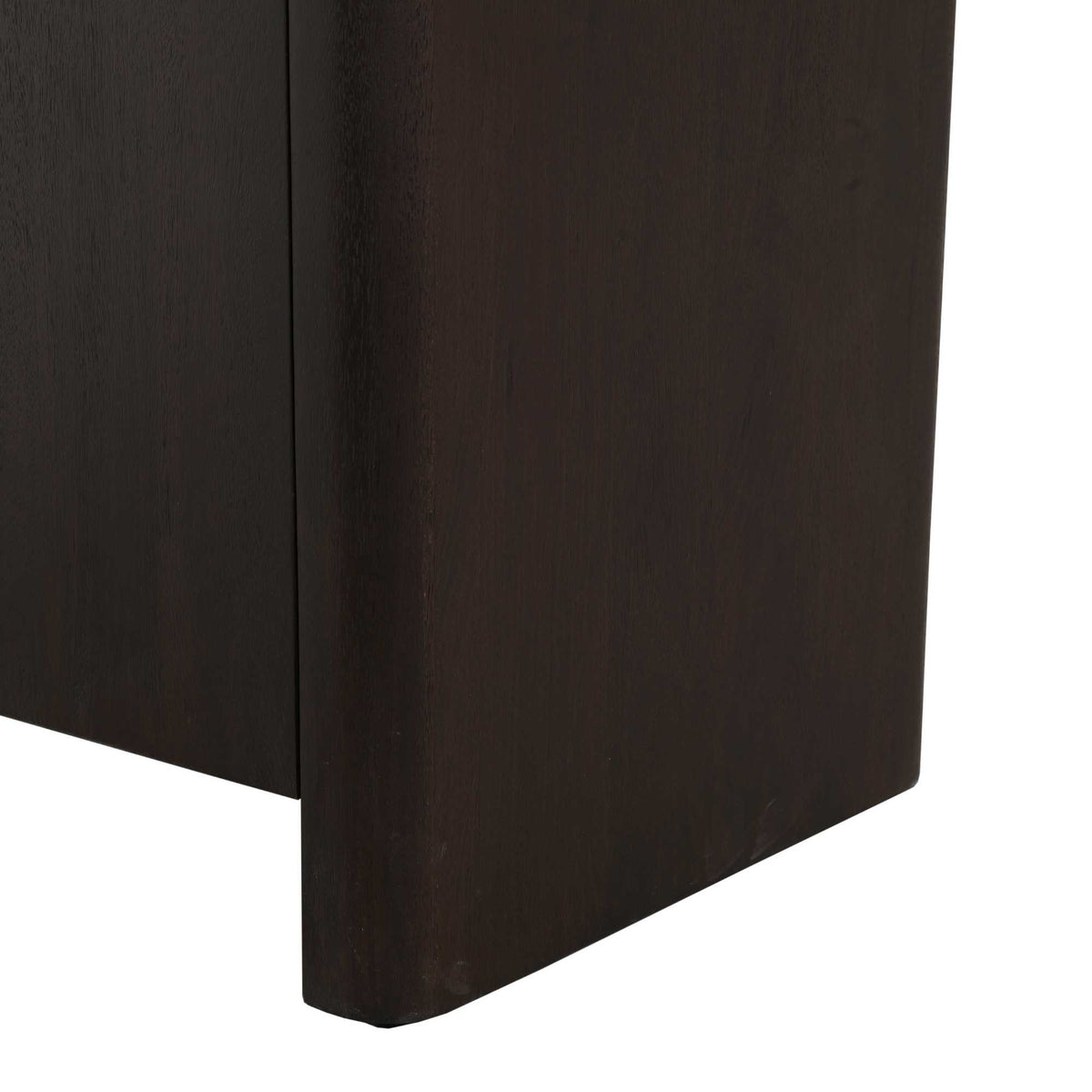 Onder- en zijdetail van bruin mangohouten dressoir met twee deuren en pootje
