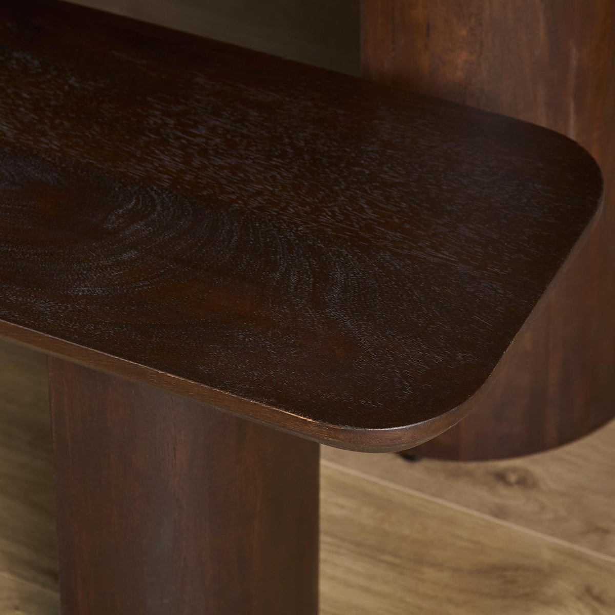 Bruine houten bankzitting met geprofileerde houtnerf en afgeronde rand