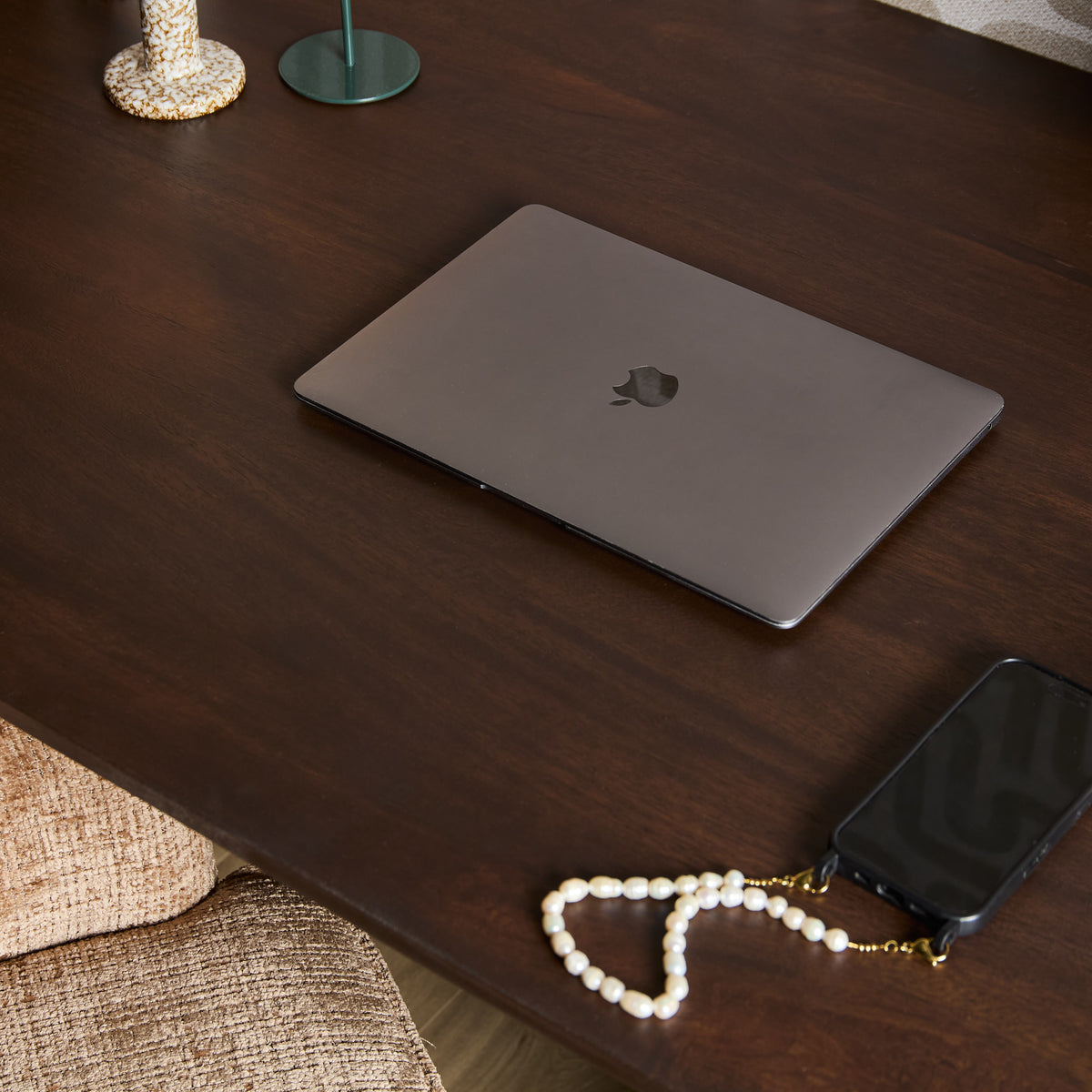 Bruin houten bureau met rond blad en laptop op het werkblad