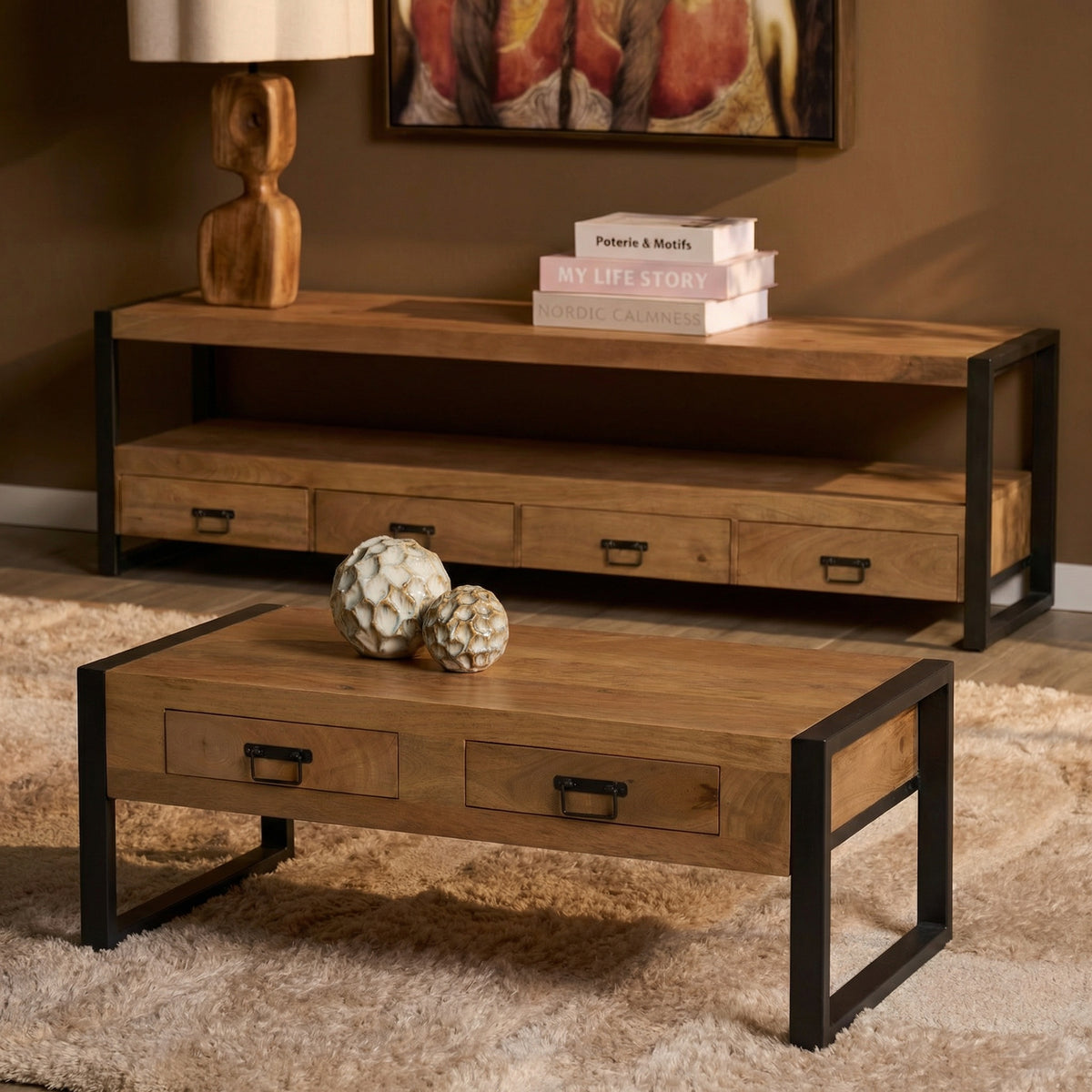 Salontafel met twee lades, licht hout en zwarte poten met metalen handgrepen.