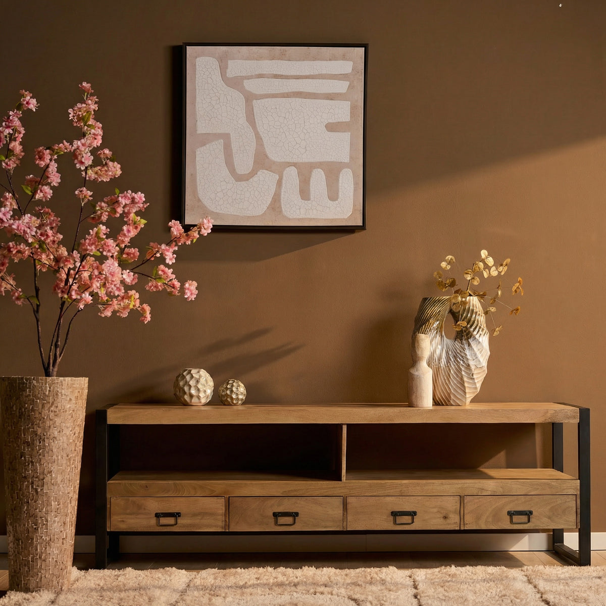 TV-meubel met open plank en 4 laden, lichtbruin hout met zwart metalen frame.