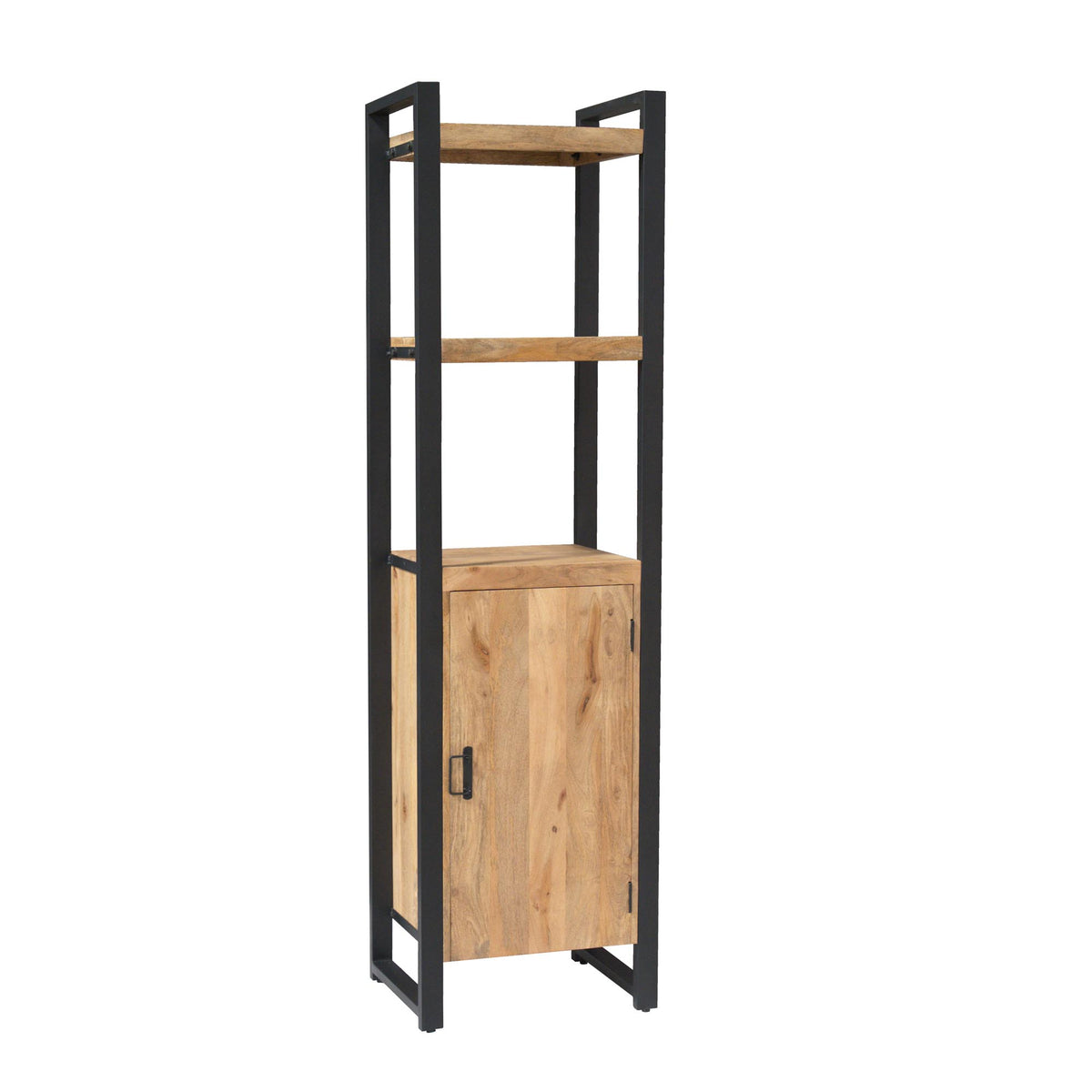 Boekenkast met zwart frame, houten schappen en deur aan de zijkant.