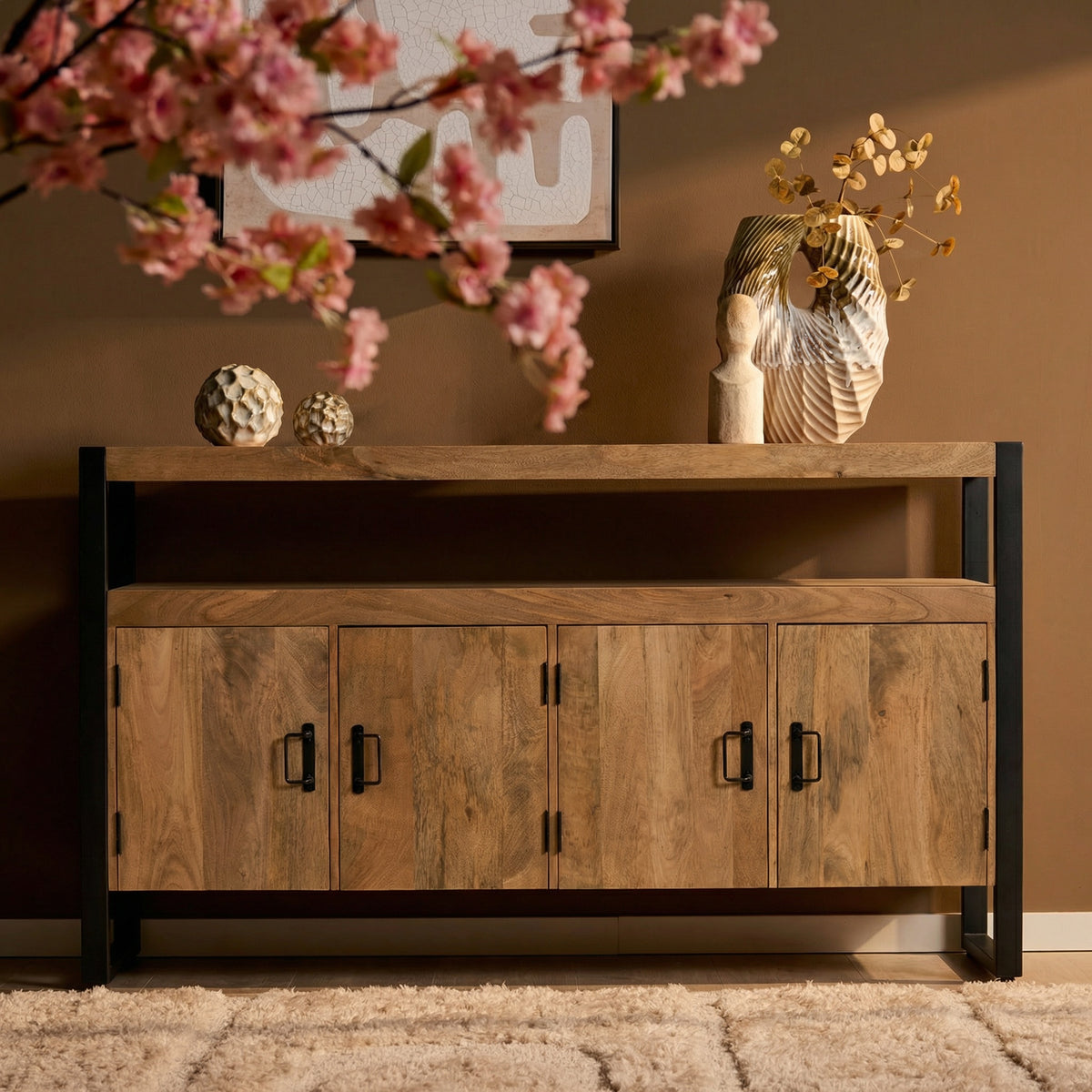 Dressoir met houten topplank en metalen grepen, vier deurtjes op een zwart frame.