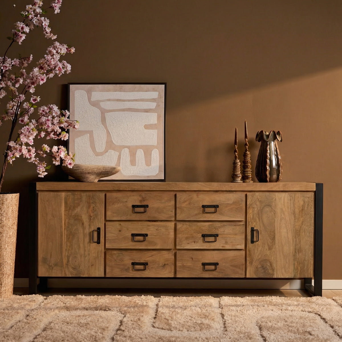 Dressoir met 4 laden en 2 deuren, eikenlook hout, zwarte poten.