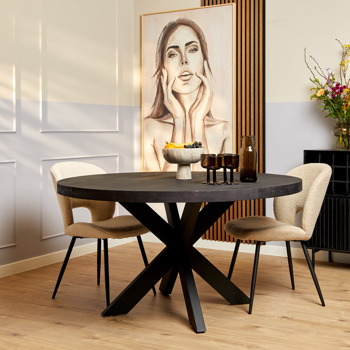 Ronde eettafel met zwart blad en X-frame onderstel