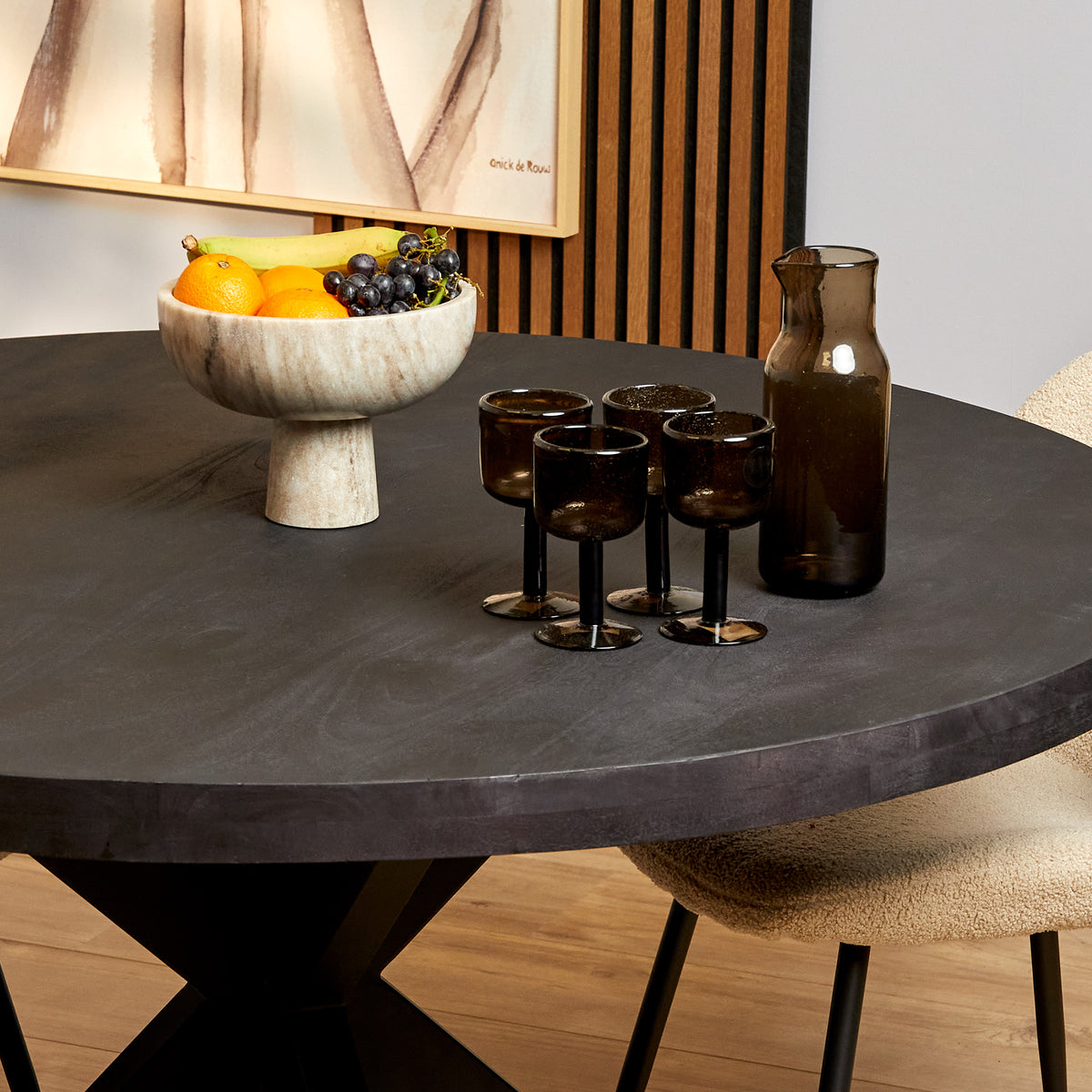 Ronde eetkamertafel Denver met zwart blad en X-poten, met servies op tafel