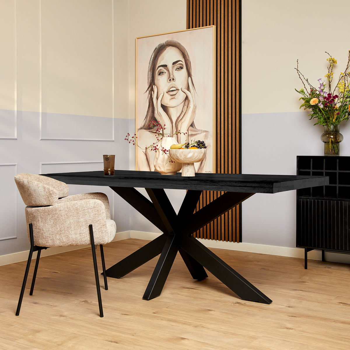 Rechthoekige eettafel met zwart blad en kruisvormig onderstel