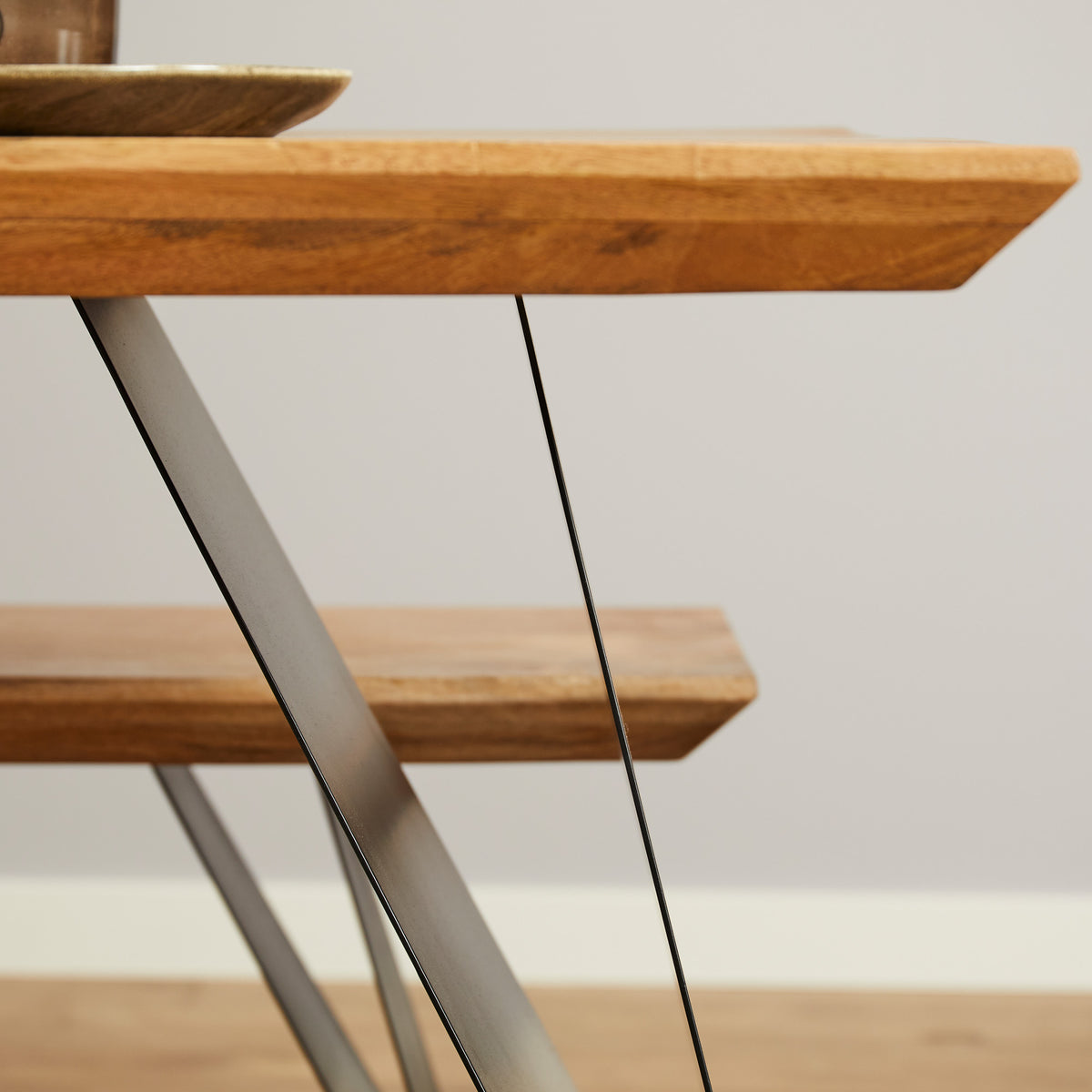 Eetkamertafel met eikenhouten bladrand en zwarte schuine poot