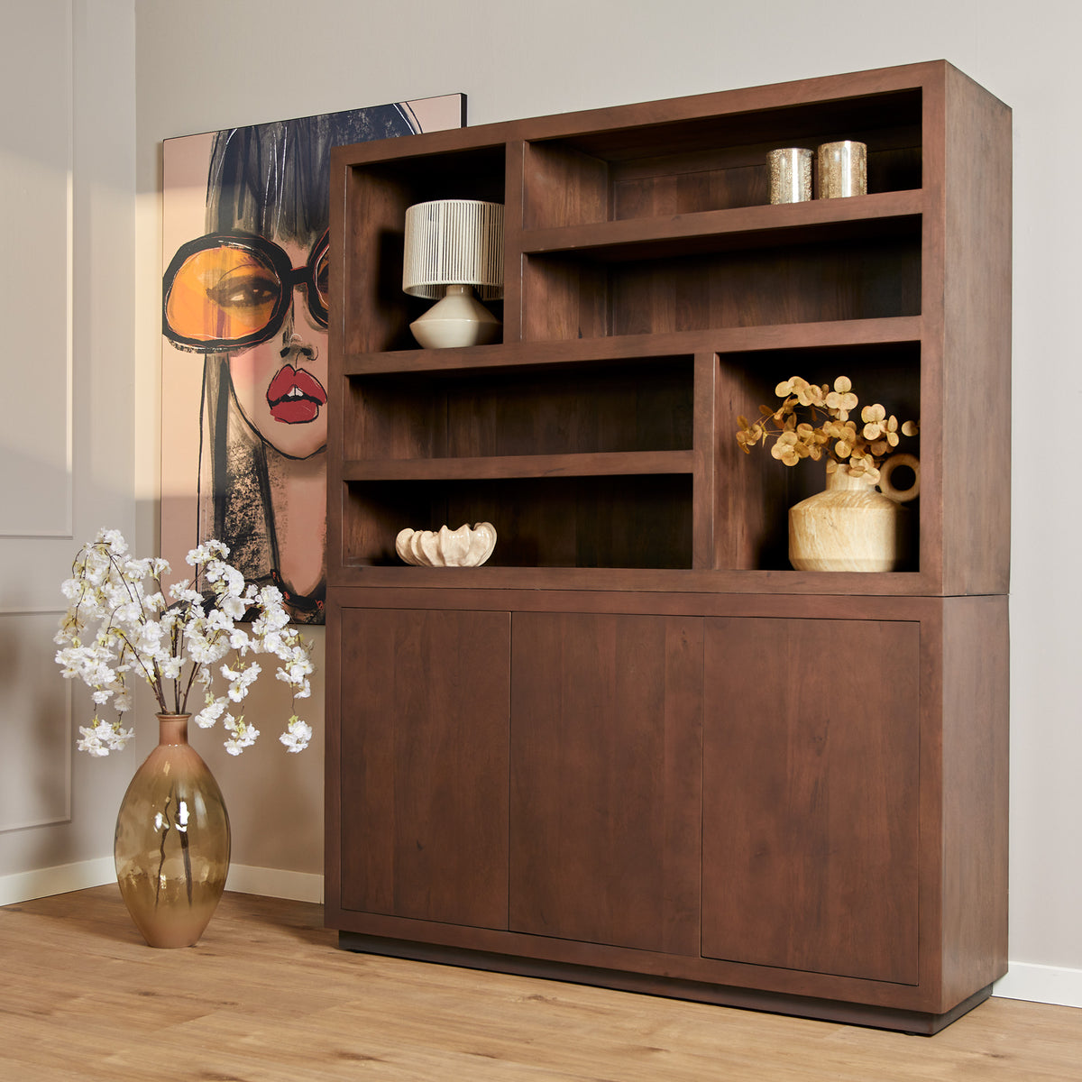 Walnootkleurige salontafel met open vakken, legplanken en twee deuren onderaan