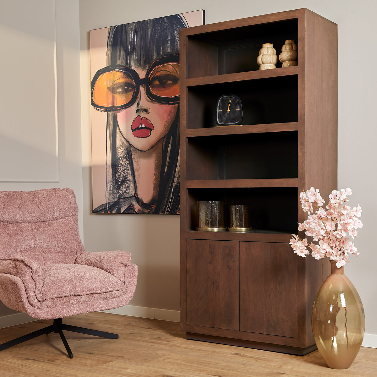 Walnootkleurige salontafel met open schappen en een kastdeur onder