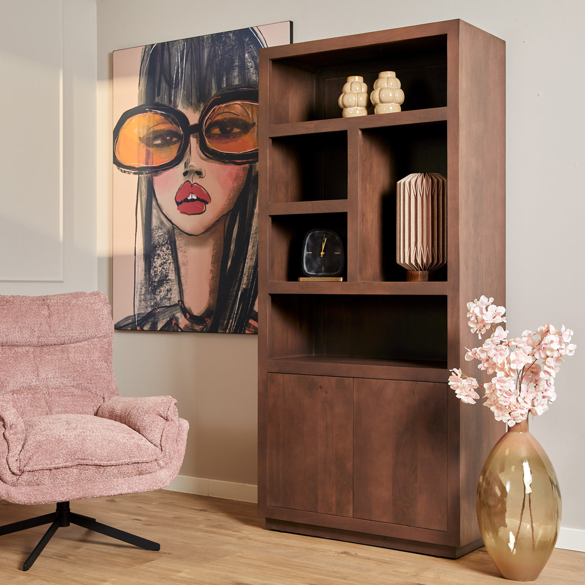 Walnootkleurige salontafel met open vakken, kleine compartimenten en kastdeuren