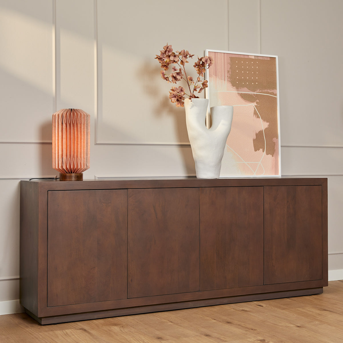 Walnootkleurige salontafel met vierkante opstaande zijkanten en meerdere frontdeuren