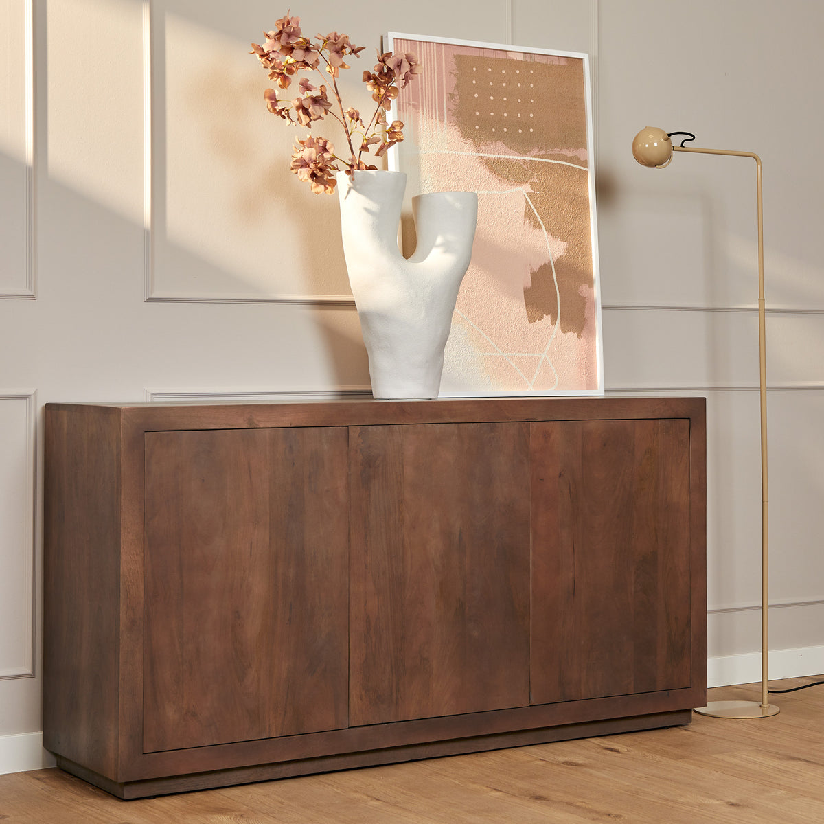 Walnootkleurige salontafel met frontdeuren en vlak bovenblad