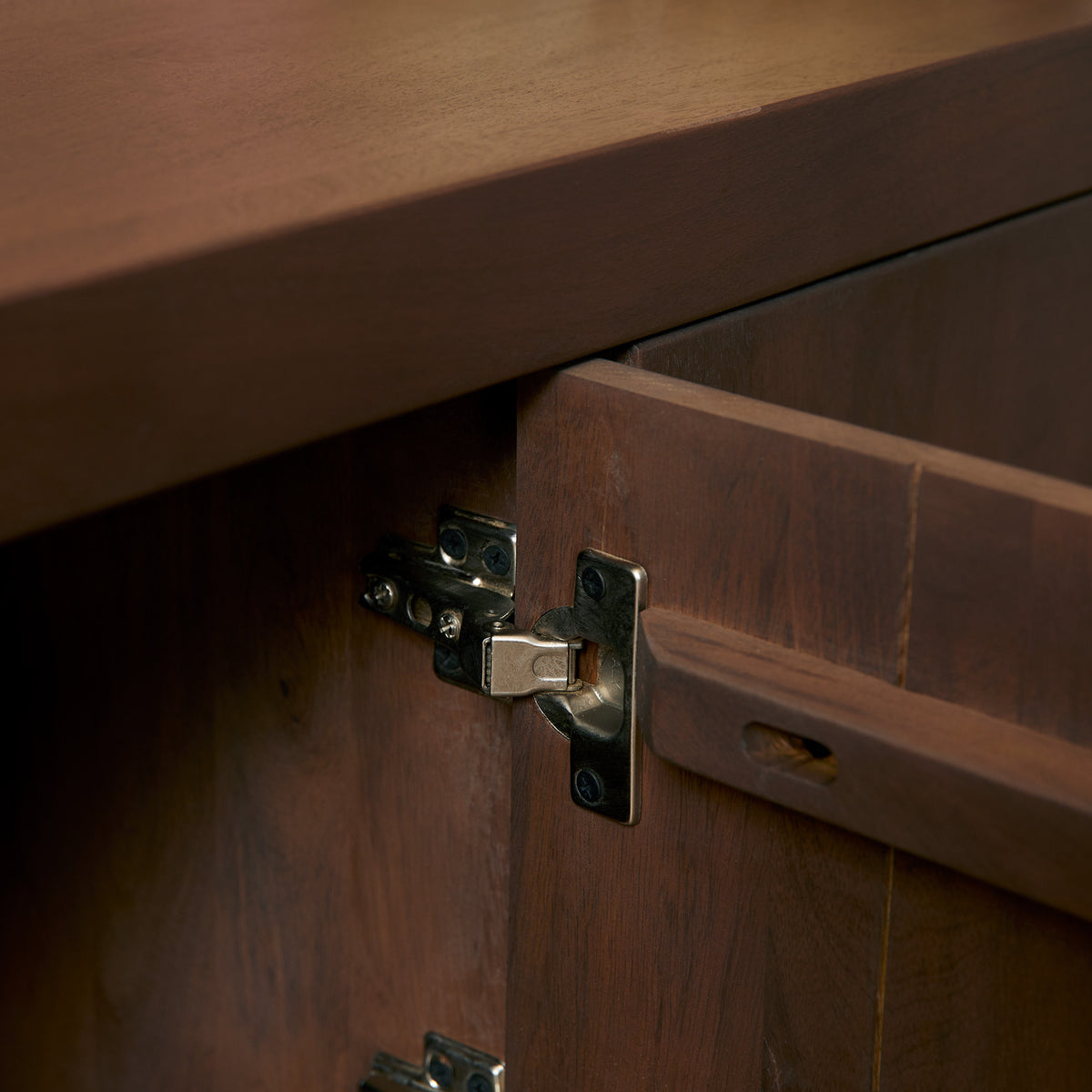 Walnootkleurige salontafel met metalen scharnier en handgreep op kastdeur