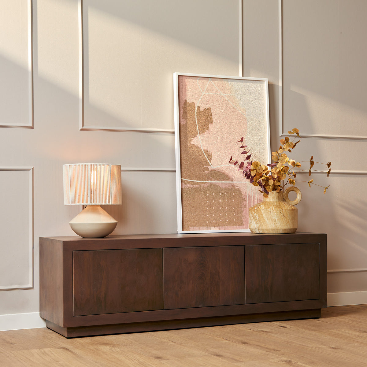 Walnoot salontafel met lage kastfronten en brede plint