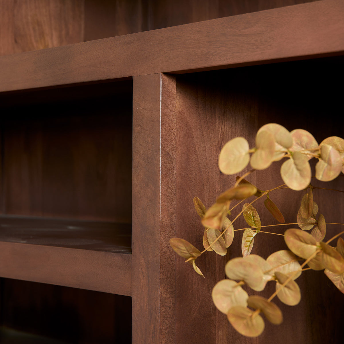 Walnoot salontafel met open schap en houten wanden