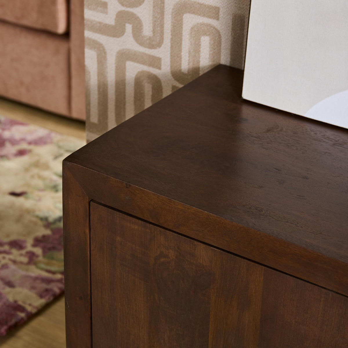 Bruin dressoir: close-up van het bovenblad en naad tussen de deuren