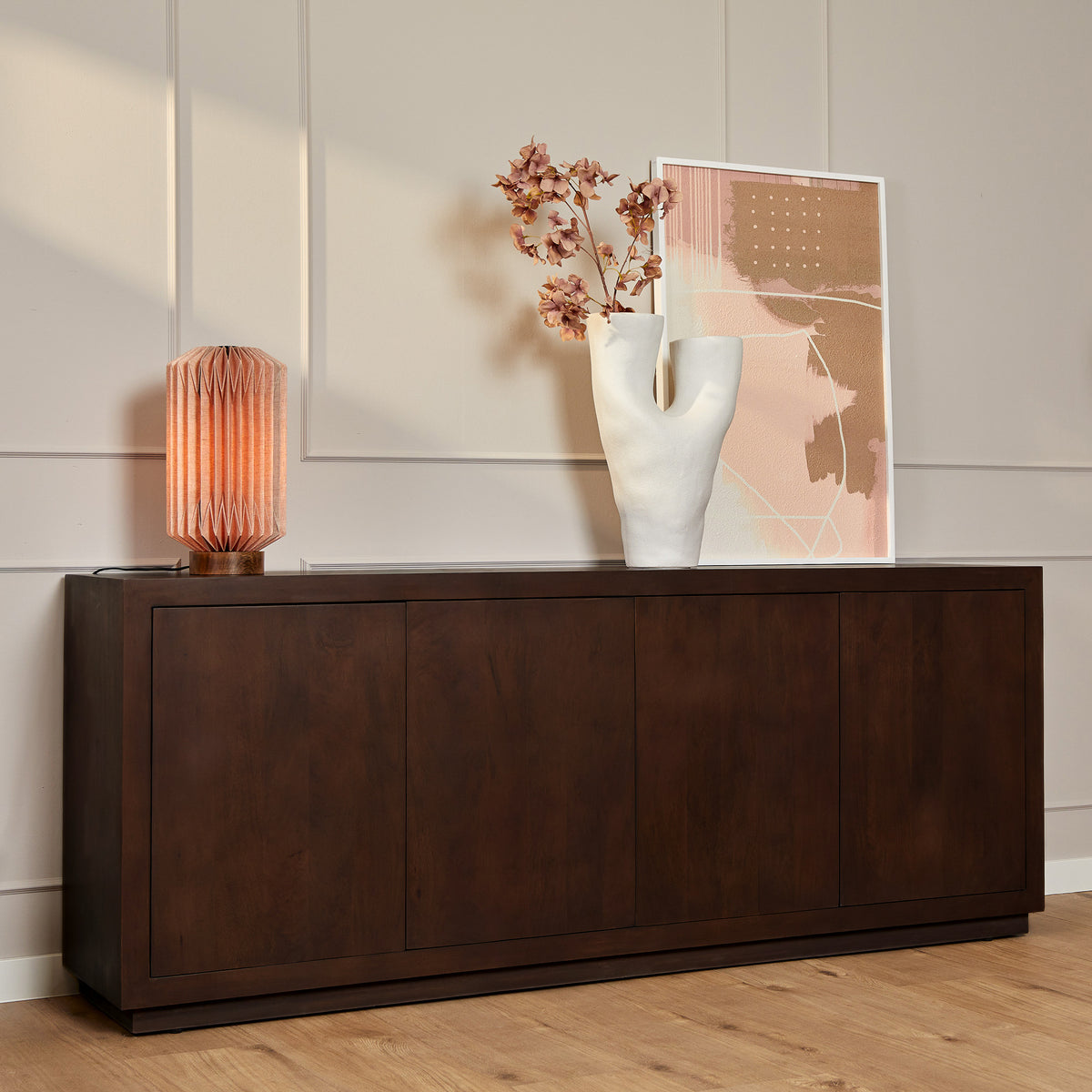 Bruin houten dressoir met vier deurpanelen en lage, stevige plint