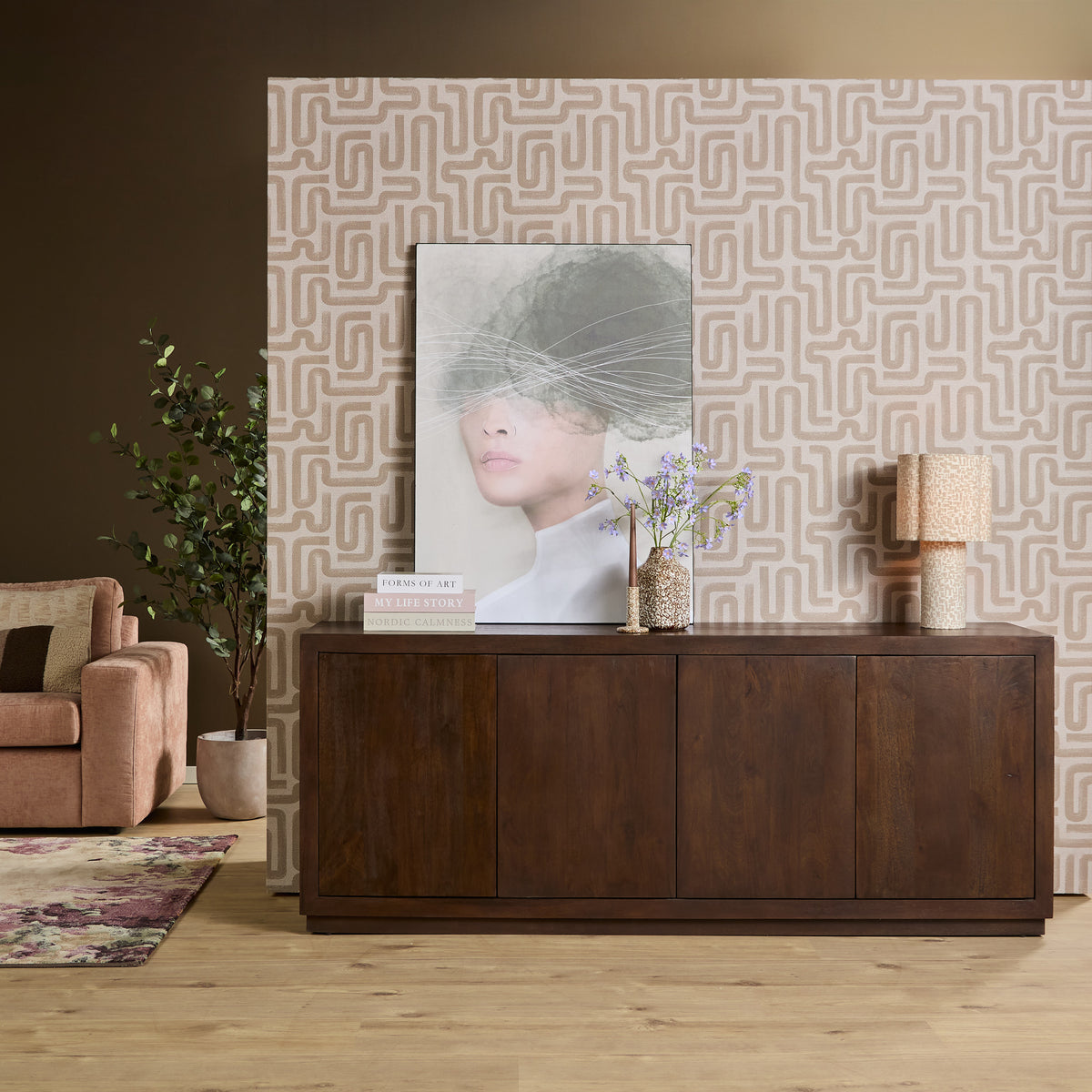 Bruin houten dressoir met vlakke deurpanelen en lage, rechte voet