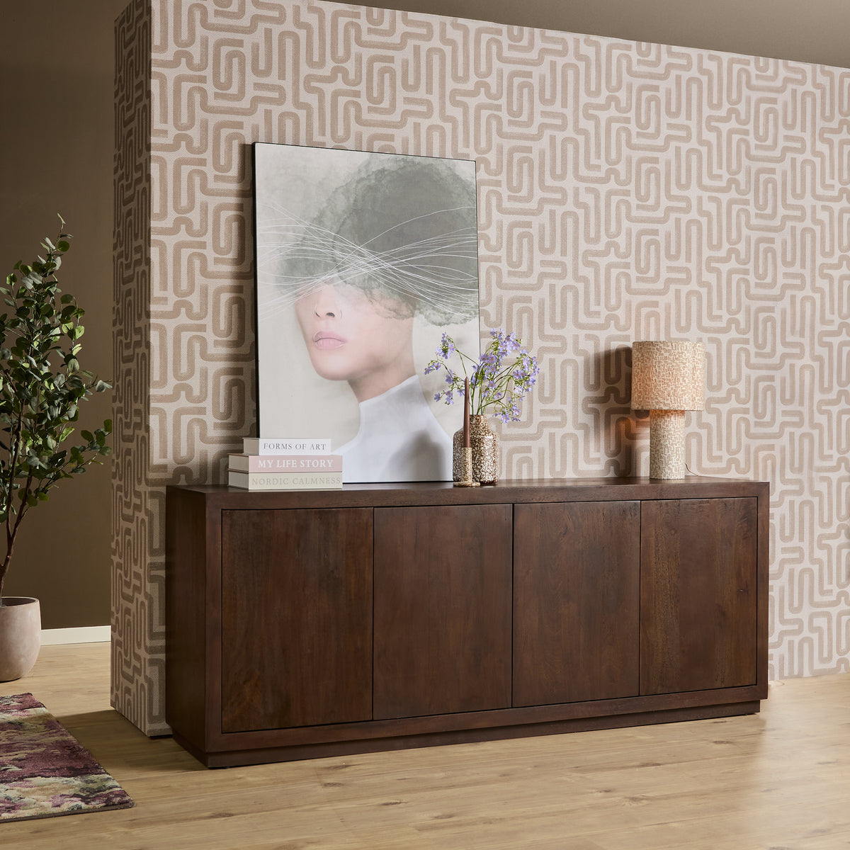 Bruin houten dressoir met vier deurpanelen en strakke rechthoekige vorm