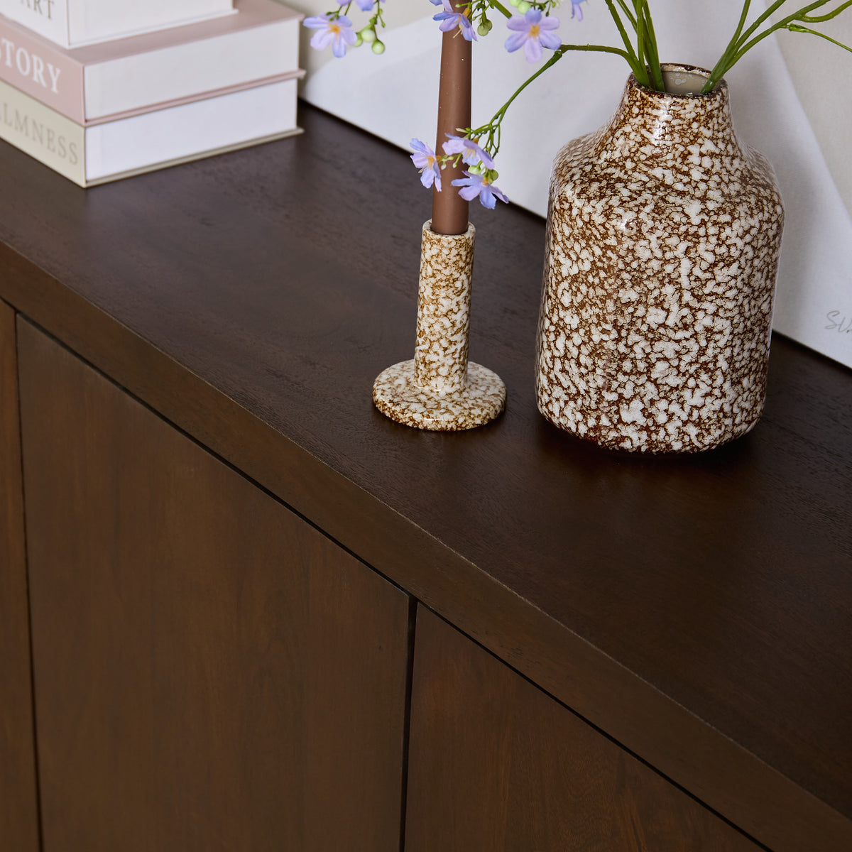 Bruin houten dressoir met fijn panelwerk en lage, schuine plint