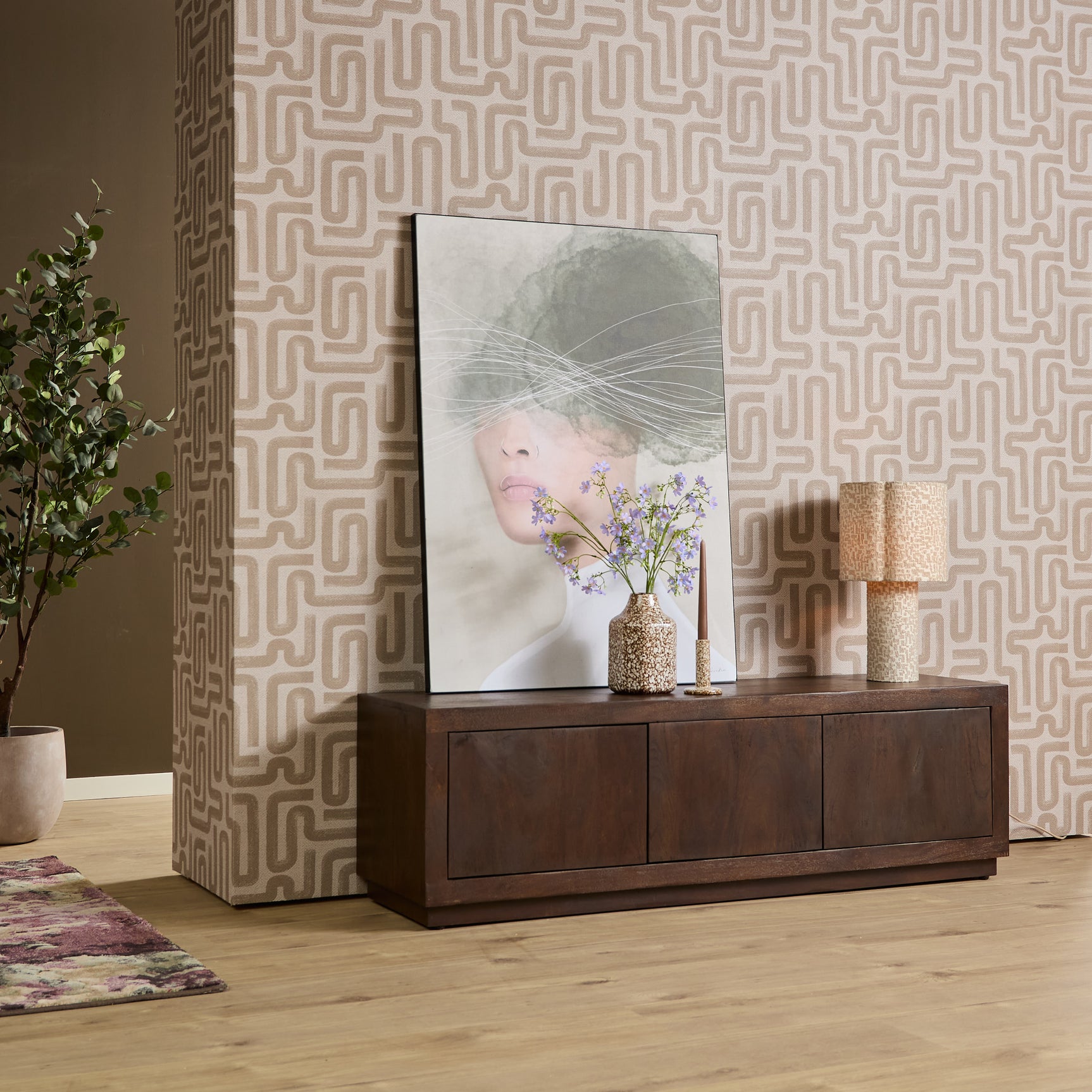 Bruin tv-meubel met twee deuren en middenlade in houten front