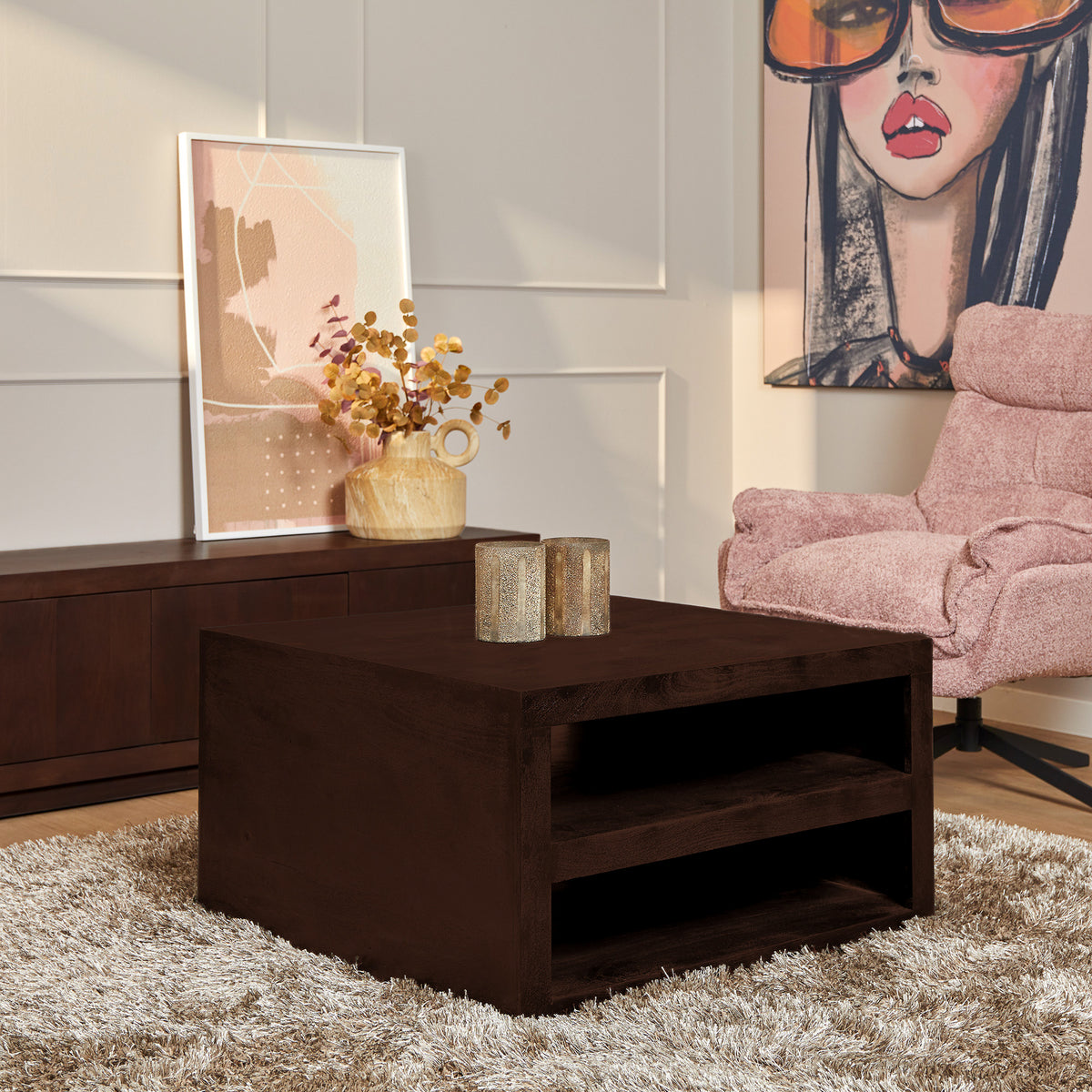Bruine salontafel met open vak en twee legplanken, laag model met rechte hoeken