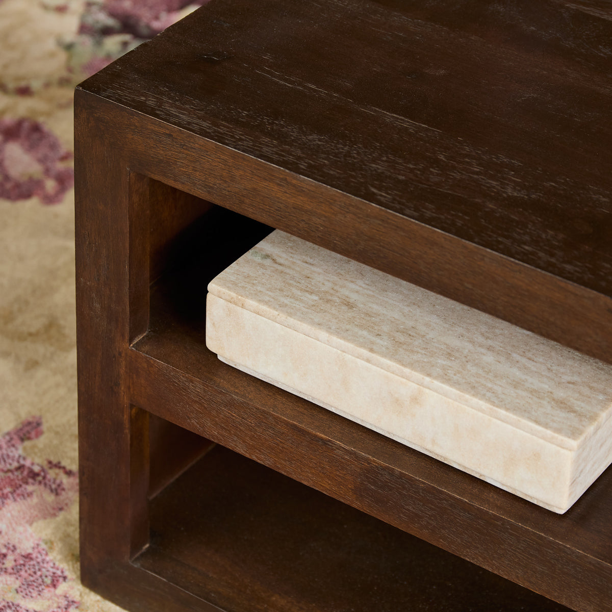 Bruine salontafel met open vak en legplank, houtnerf detail op het front