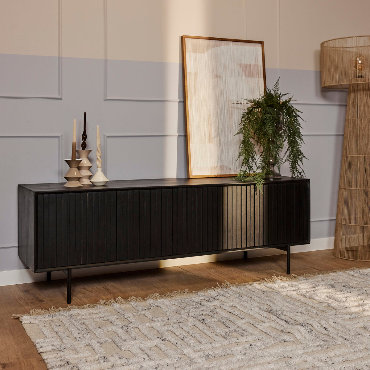 Tv-meubel met ribbeldeuren en open middenruimte, donker hout, rechthoekig en op pootjes