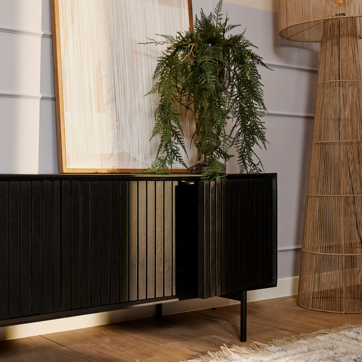 Tv-meubel met ribbelfront en open middenvak, donker hout, met twee deursecties en hoge pootjes
