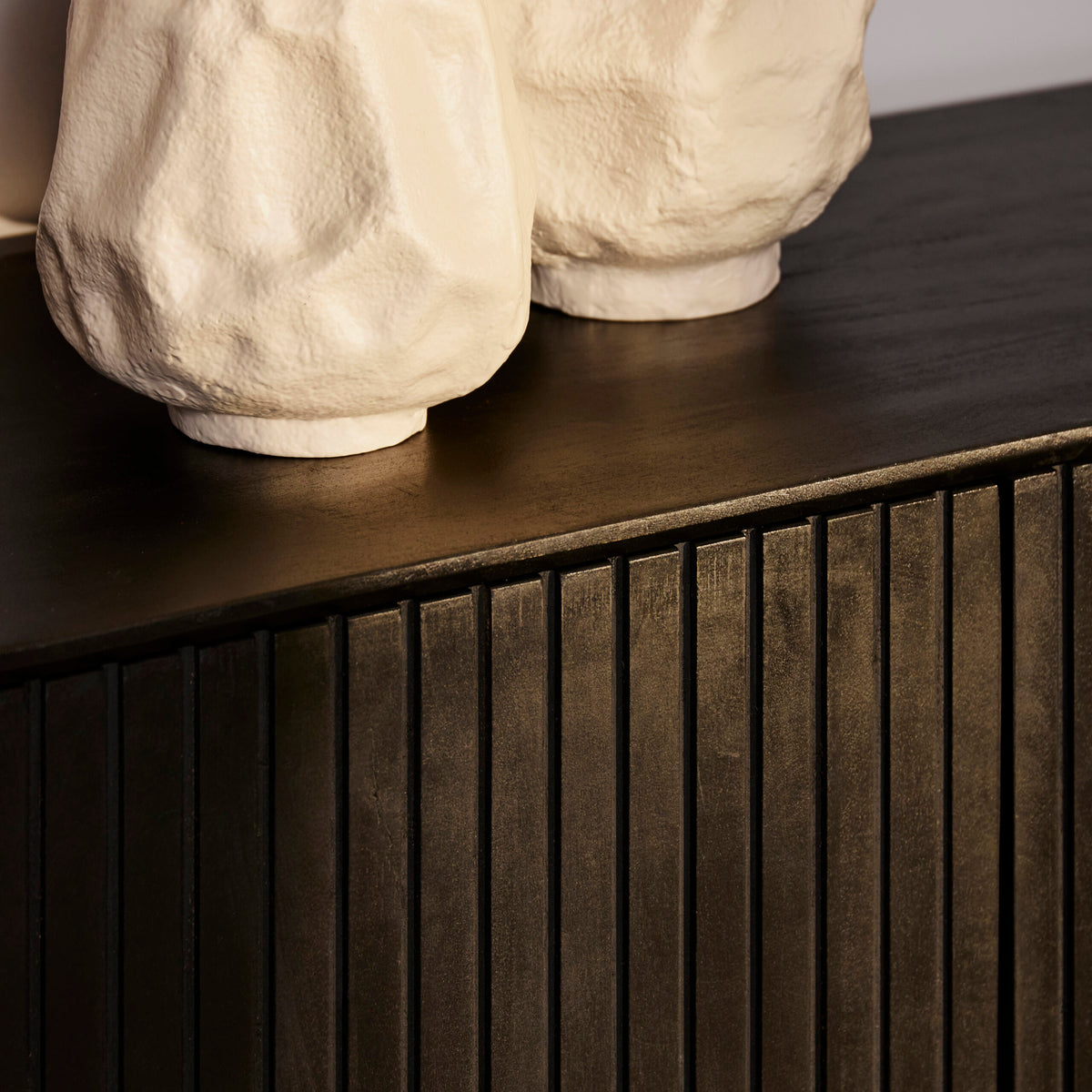 Onderkant van donkerhouten dressoir met geribbelde frontpanelen