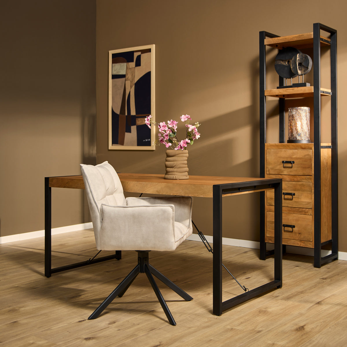 Eettafel met houten blad en zwart frame; tafelblad rust op schuinbeugelpaten