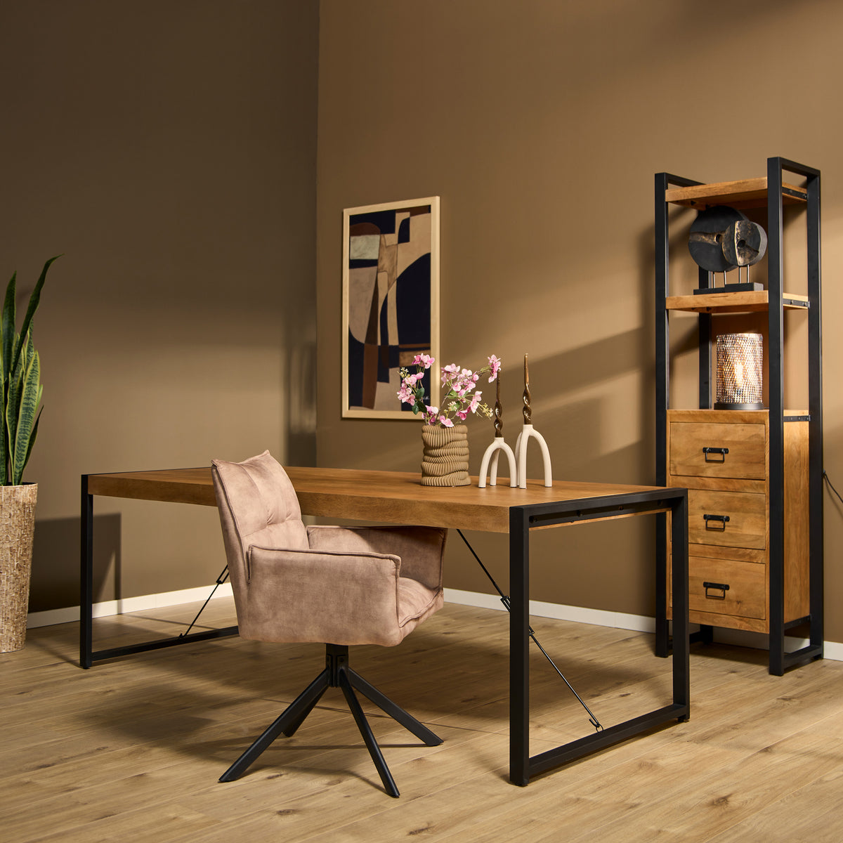 Eettafel Boaz met houten blad en zwart metalen onderstel, vier poten en beugels.