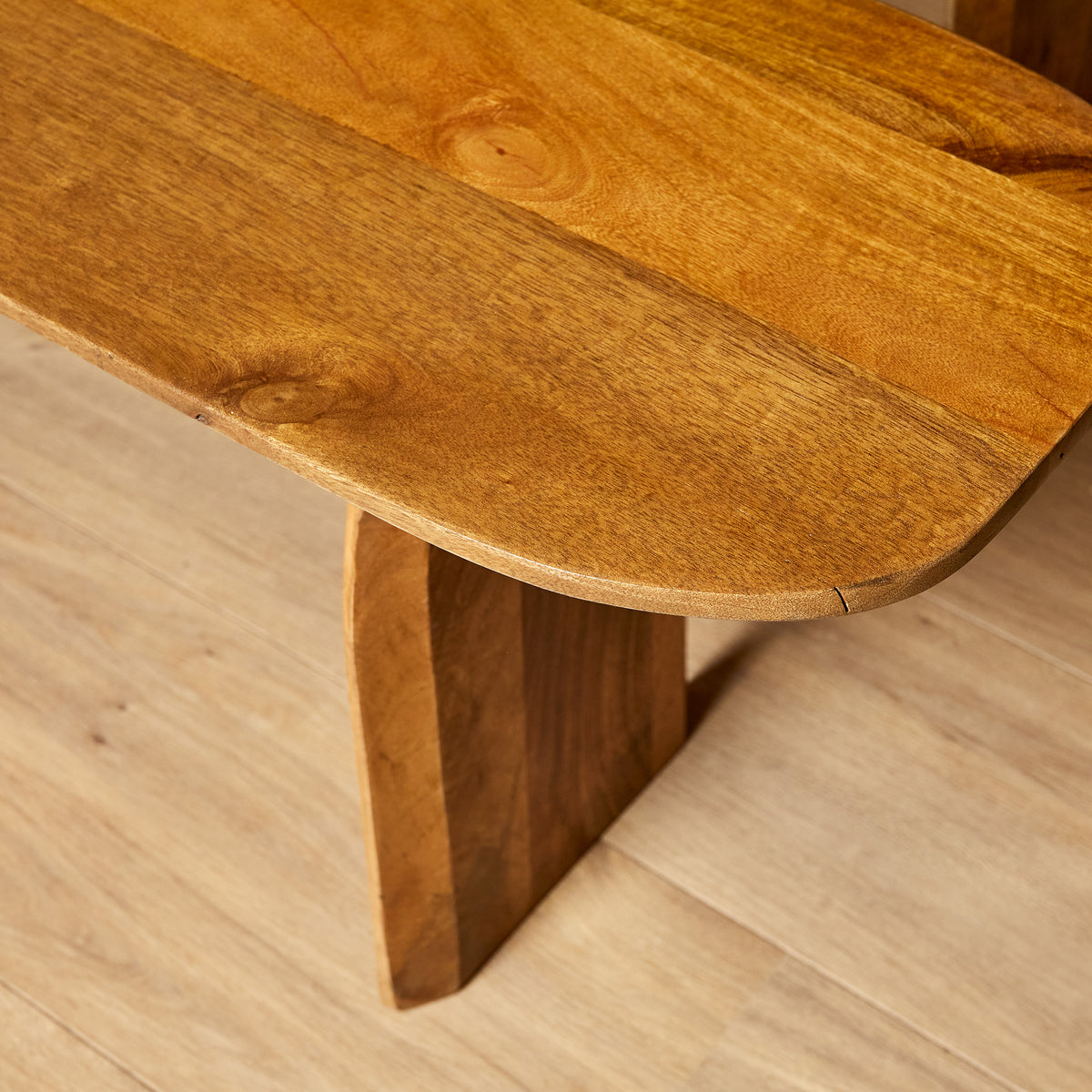 Houten eetkamerbank zittingdetail met zichtbare nerf en afgeronde rand