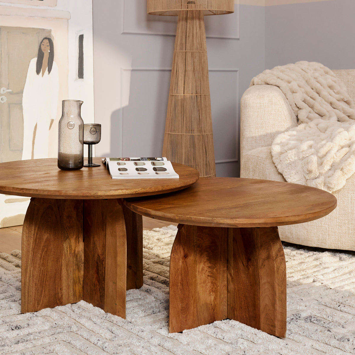 Ronde houten salontafel met ronde bladrand en vier taps toelopende poten.