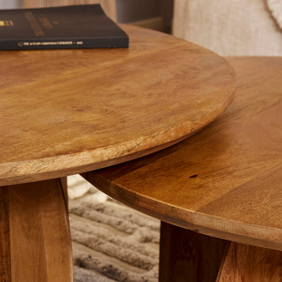 Rond houten salontafelblad met zichtbare houtnerf en taps toelopende onderzijde.