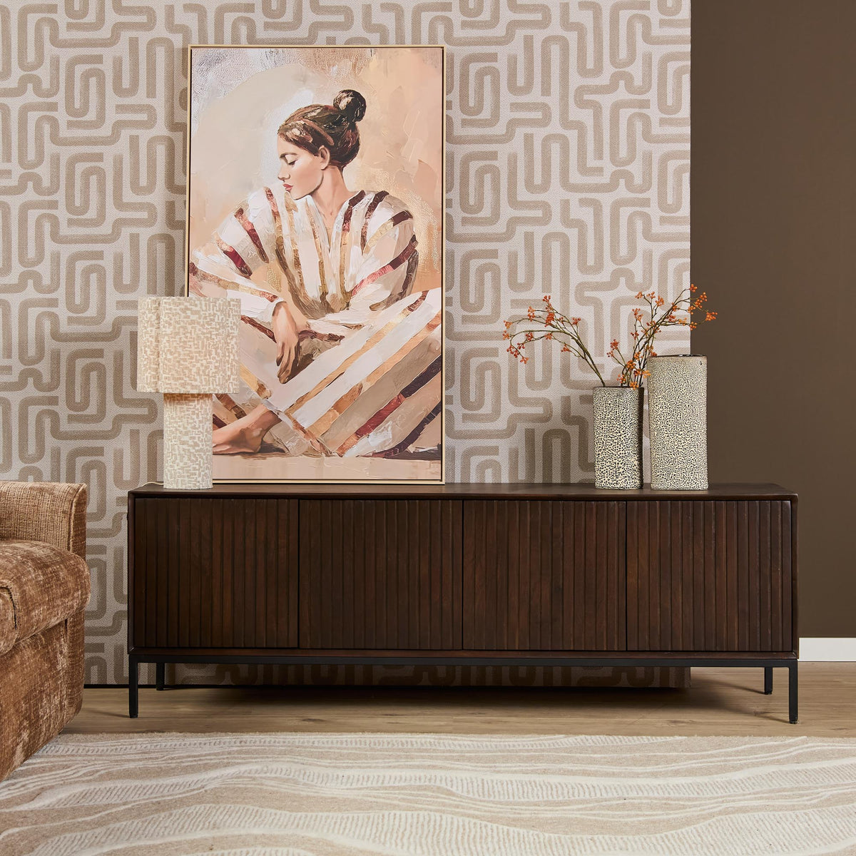 tv-meubel Madison Brown 165 cm met donkere houten fronten en verticale latten, 2 deuren