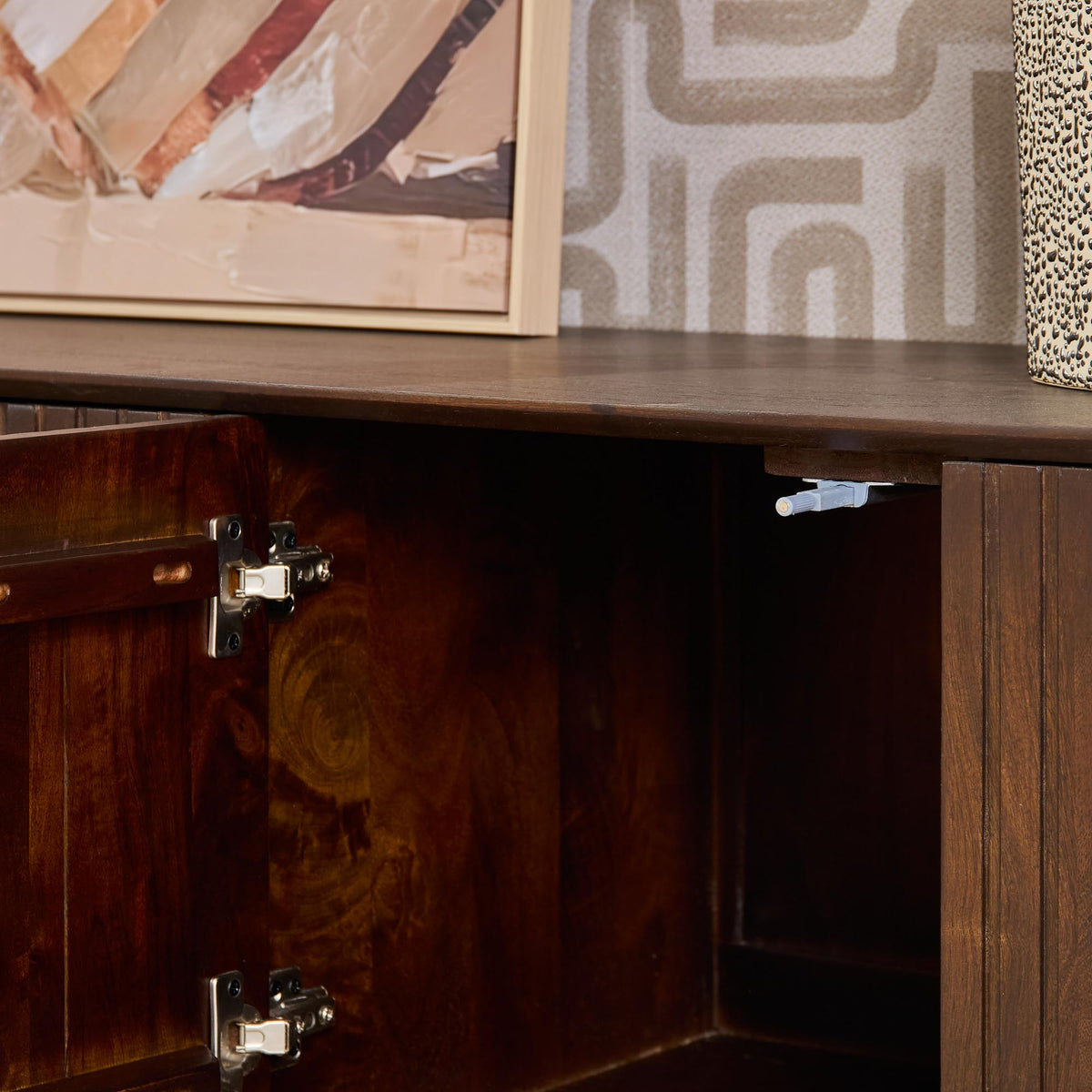 tv-meubel Madison Brown 165 cm met open deuren en donker interieur