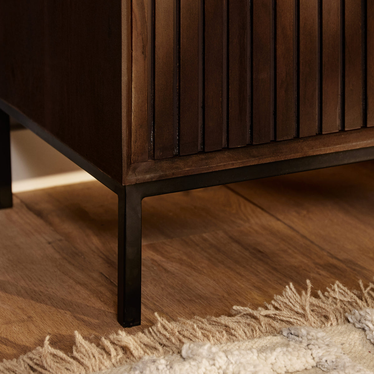 tv-meubel Madison Brown 165 cm, close-up van poten en donkere houten lattenfronten