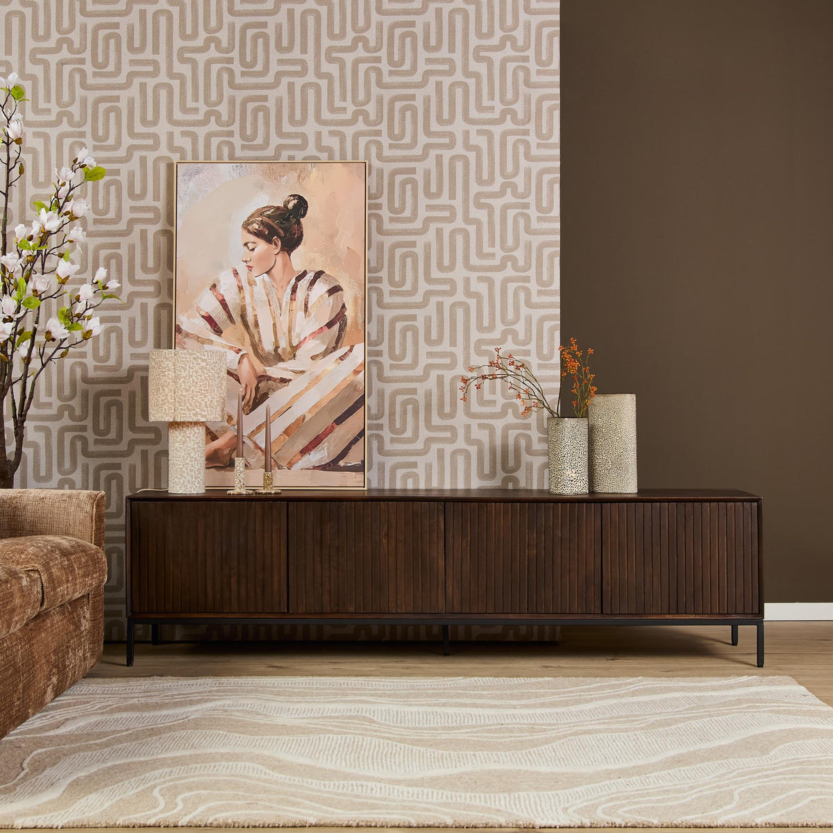 TV-meubel Madison Brown met bruin hout, ladefront en lange smalle deurtjes, lage poten