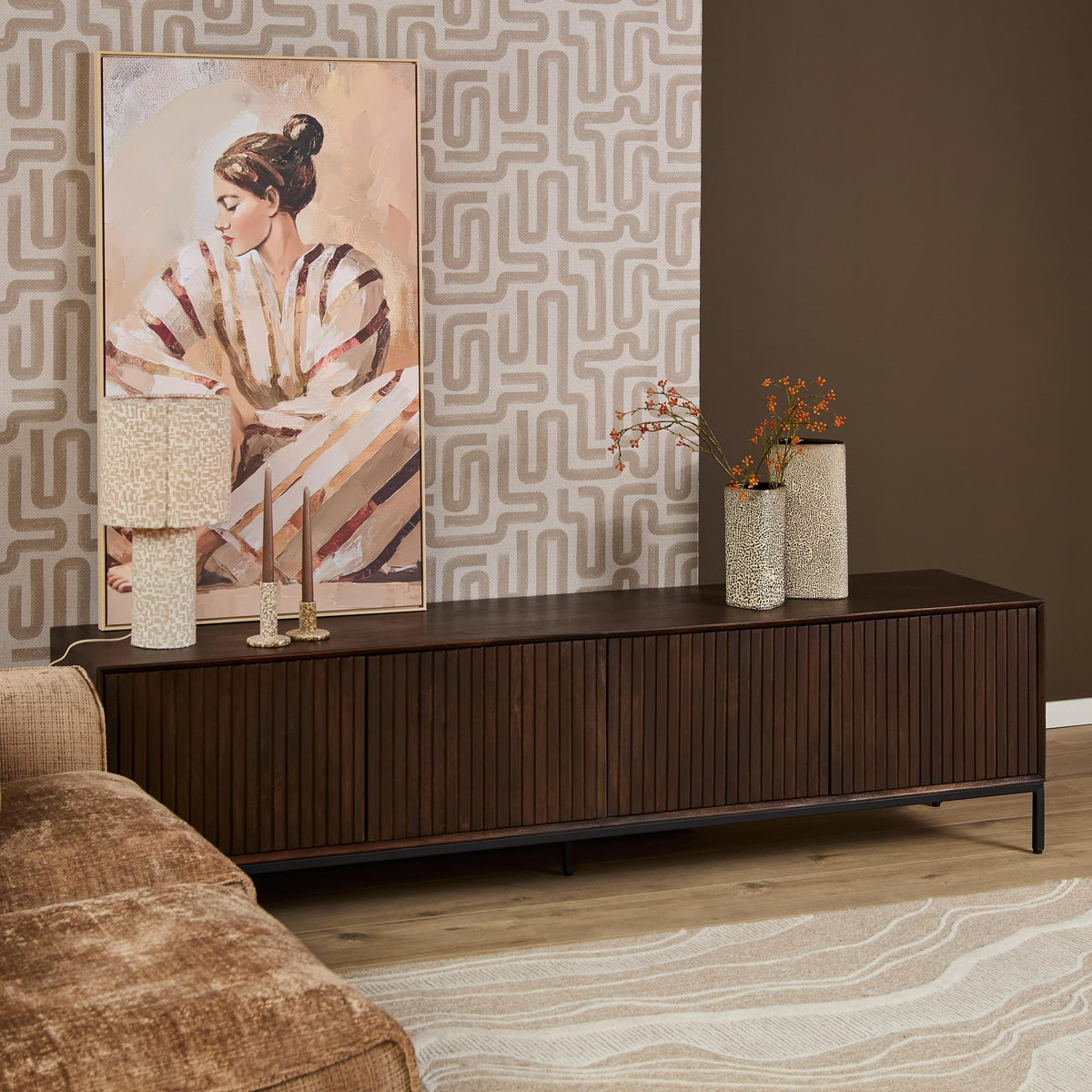TV-meubel Madison Brown in bruin met horizontale frontpanelen en zwarte lage pootjes