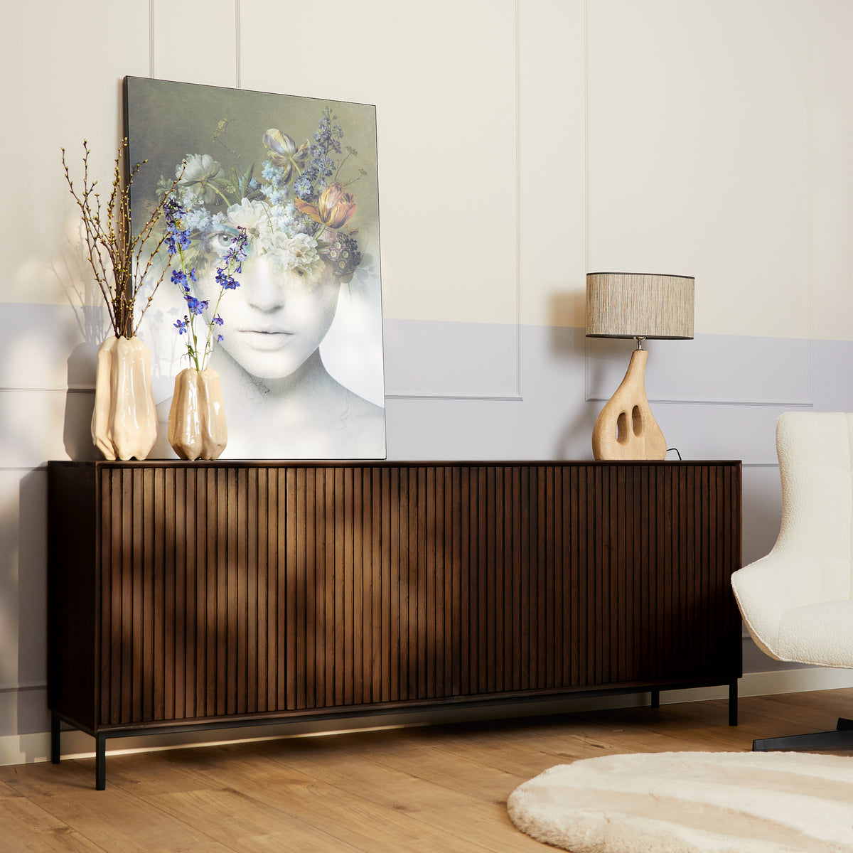 Donkere houten dressoir met verticale ribbels, lang front en lage pootjes, 210 cm
